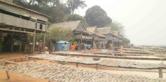 Mengintip Kehidupan di Pulau Setengah Tahun