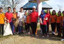 SMAN 2 Bengkayang  Ikut Bersihkan Jalan