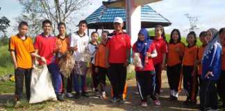 SMAN 2 Bengkayang  Ikut Bersihkan Jalan