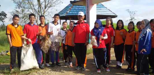 SMAN 2 Bengkayang Ikut Bersihkan Jalan