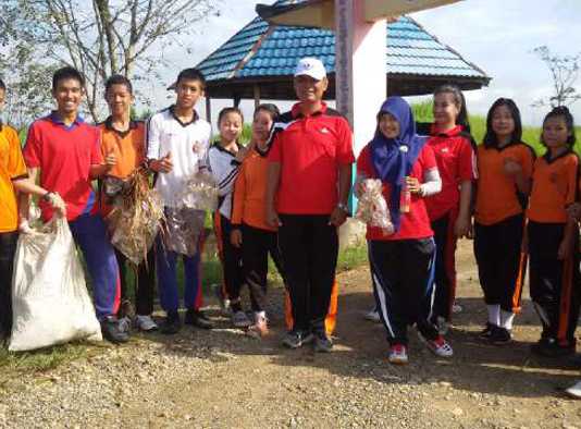 SMAN 2 Bengkayang Ikut Bersihkan Jalan