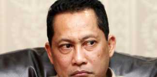 VONIS MATI BANDAR, UMPANKAN KE BUAYA