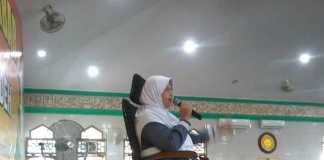 Mamah Dedeh Ceramah di Masjid al-Amin Sintang