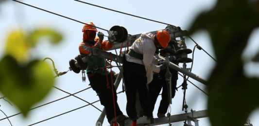 Petugas PLN akan Lebih Sering Manjat Tiang Listrik