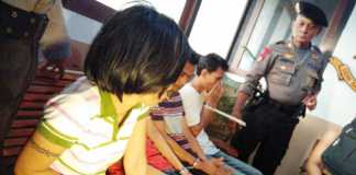 Dor..dor! Ratusan Polisi Kepung Kampong Beting