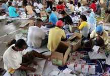 Warga Antusias Lipat Surat Suara