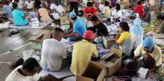 Warga Antusias Lipat Surat Suara