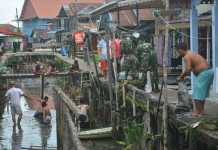 TNI Bareng Warga Beting Bersihkan Sampah di Parit