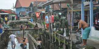 TNI Bareng Warga Beting Bersihkan Sampah di Parit