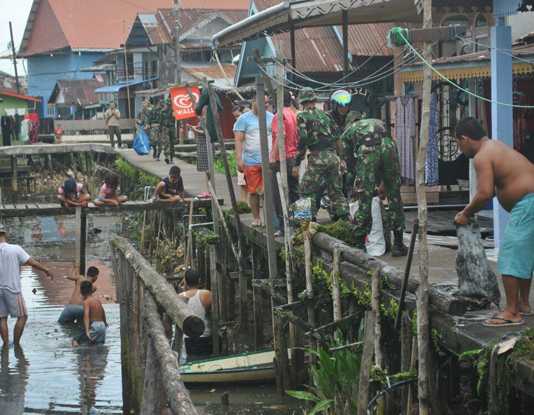 TNI Bareng Warga Beting Bersihkan Sampah di Parit