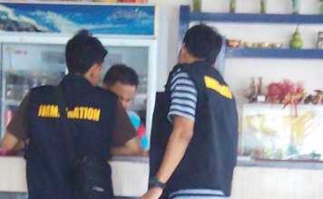 Petugas Imigrasi Keluar-Masuk Hotel