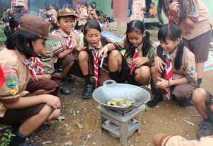 Anak-anak Pramuka dari SDN No 02 Mungguk memasak dalam rangka lomba masak HUT Gudep Batu Tinggi. Abdu Syukri