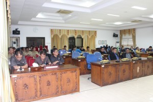 Anggota DPRD dan pimpinan SKPD menghadiri Sidang Paripurna Pengesahan APBD Sekadau Tahun Anggaran 2016