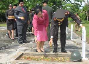 Kapolres Pontianak, AKBP Suharjimantoro bersama istri menabur bunga pada makam-makam para pahlawan di Taman Makam Pahlawan Tunas Bangsa. Ari Sandy