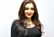 Belahan Gaun Ketinggian