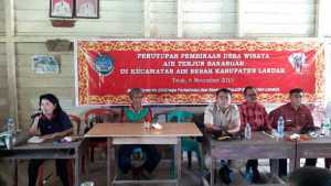 Bupati Landak, Dr Drs Adrianus Asia Sidot MSi membuka Sosialisasi Pembinaan Desa Wisata di Desa Tauk