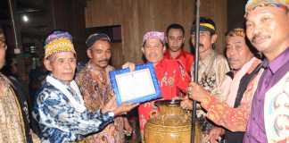 Kartius Dianugerahi Gelar Adat
