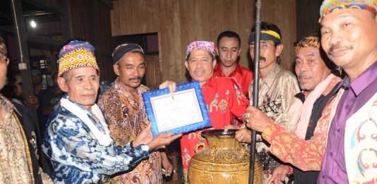 Kartius Dianugerahi Gelar Adat