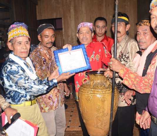 Kartius Dianugerahi Gelar Adat