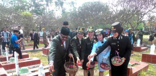 Gubernur di Hari Pahlawan