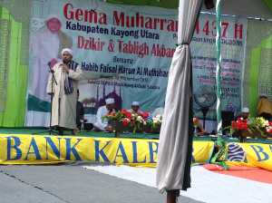 Habib Faisal Harun Al Mutahhar dari Kota Pontianak menyampaikan ceramah agama dalam Tablig Akbar Gema Muharram Kayong Utara