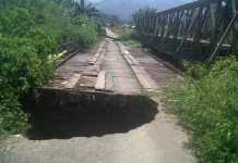 Awas Jembatan Berlubang