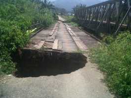 Awas Jembatan Berlubang