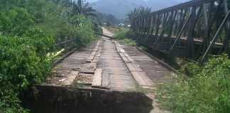 Awas Jembatan Berlubang