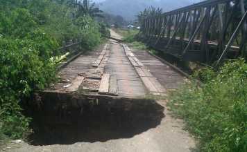 Awas Jembatan Berlubang