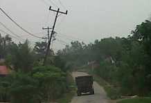 Tiang Listrik Miring Ancam Keselamatan warga