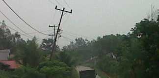 Tiang Listrik Miring Ancam Keselamatan warga