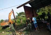 Antisipasi Banjir, Warga Keruk Sungai Air Hitam