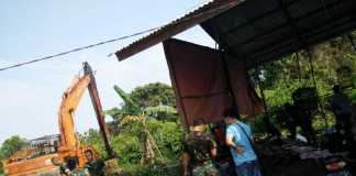 Antisipasi Banjir, Warga Keruk Sungai Air Hitam