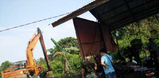 Antisipasi Banjir, Warga Keruk Sungai Air Hitam