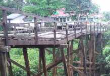 Jembatan Desa Perbatasan Nyaris Ambruk