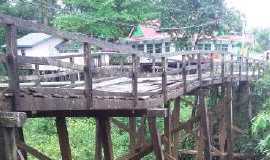 Jembatan Desa Perbatasan Nyaris Ambruk