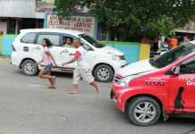 Perempuan Stres Hadang Mobil di Tengah Jalan