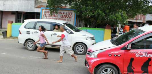 Perempuan Stres Hadang Mobil di Tengah Jalan