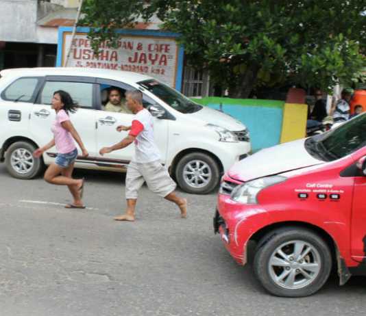 Perempuan Stres Hadang Mobil di Tengah Jalan