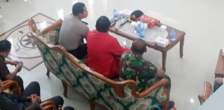 Posisi Duduk Cornelis Dikritik Panwaslu