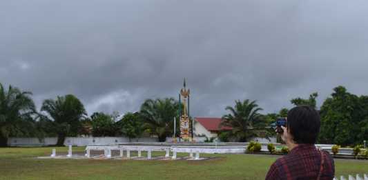 Ajak Anak Istri Tinggal di Kompleks Makam Pahlawan