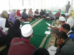 Panitia Gema Muharram menjelaskan berbagai hal kepada peserta lomba saat technical meeting di Masjid Agung Al Qudsi Sukadana