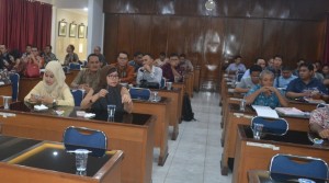 Peserta Bimtek Pengelolaan Barang Milik Daerah menyimak paparan dari para narasumber