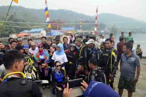 Peserta Diving Festival Karimata 2015 foto bersama di Desa Betok