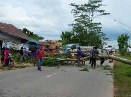 Nyaris Menimpa Pengendara Mobil