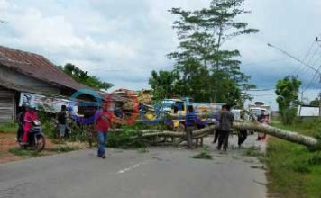 Nyaris Menimpa Pengendara Mobil
