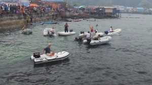 Sejumlah turis yang menghadiri Festival Karimata 2015 mengikuti Lomba Boat Race. Lomba ini merupakan inisitaif dari para turis untuk menghibur para peserta Festival Karimata 2015