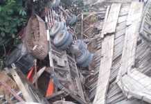 Jembatan Ambruk Tronton Nyungsep