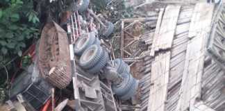 Jembatan Ambruk Tronton Nyungsep