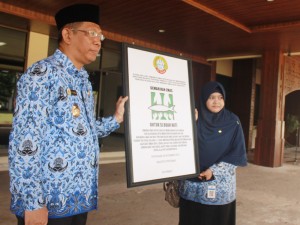 Walikota Pontianak, H Sutarmidji SH MHum menunjukkan slogan dan logo Gemarikan Mas untuk Si Buah Hati